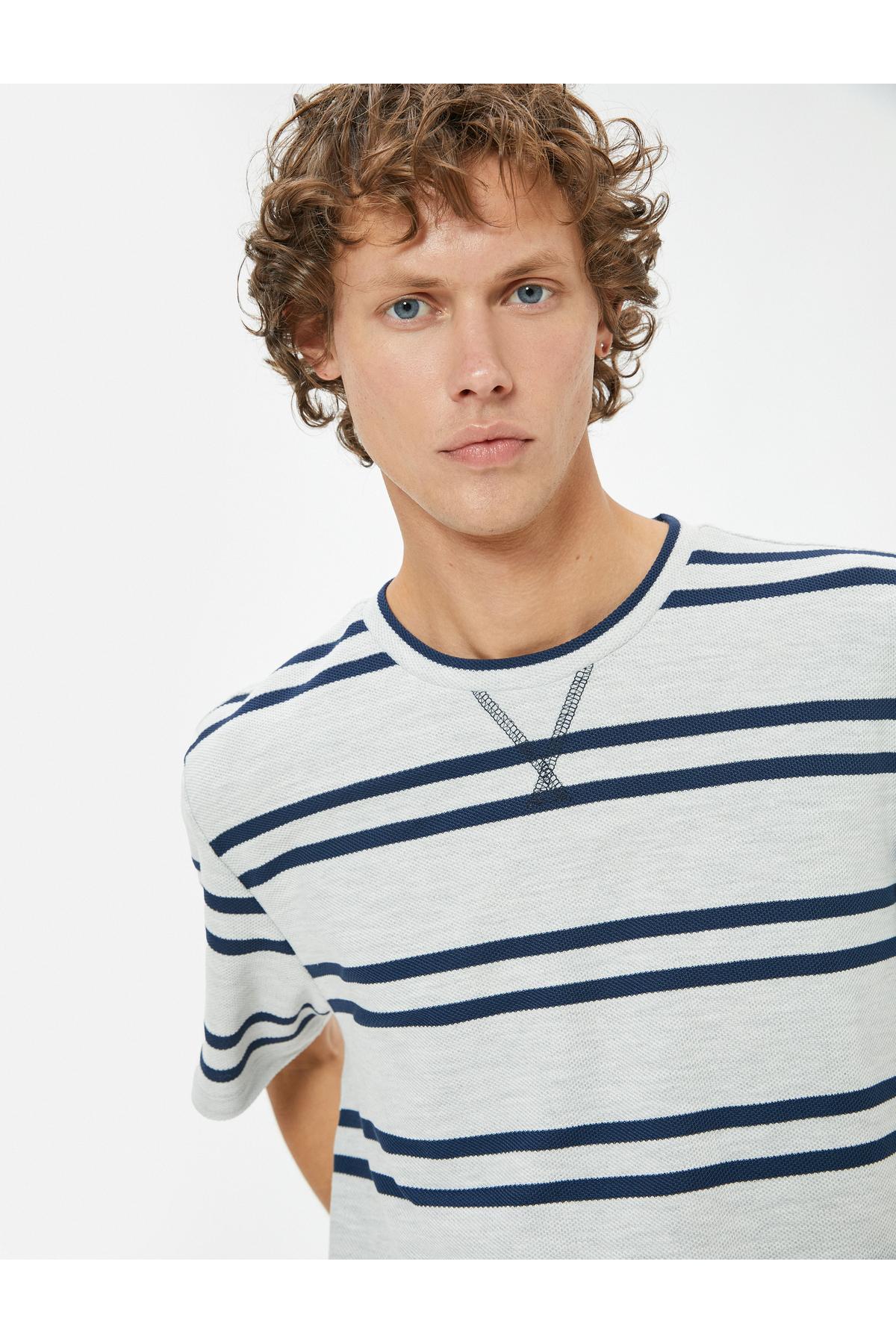 تیشرت آستین کوتاه یقه خدمه دوخت با جزئیات ترکیب پنبه ای