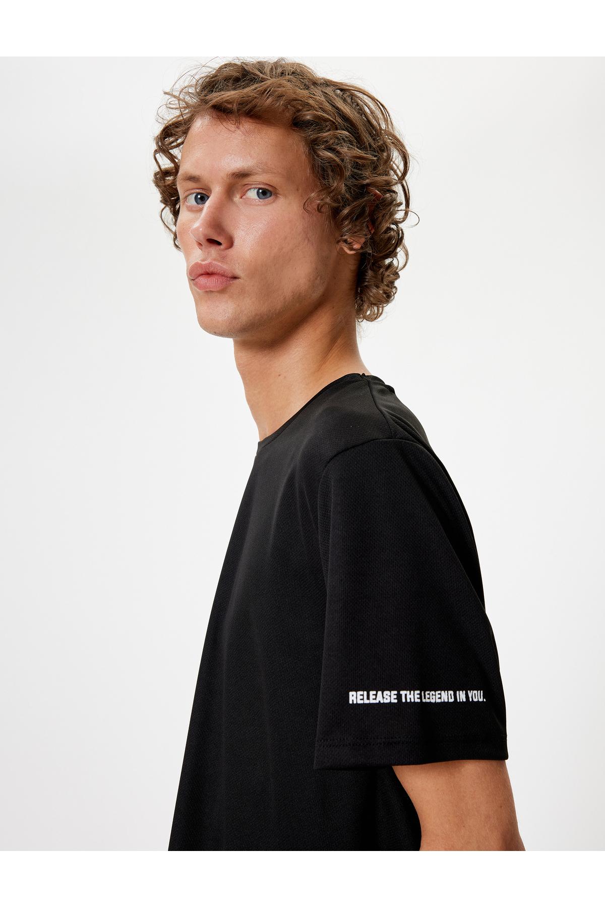 تیشرت اسپرت چاپ شده روی یقه خدمه آستین کوتاه